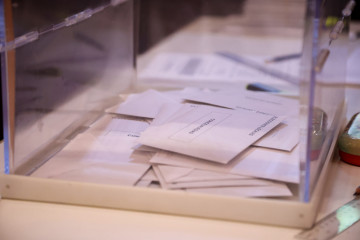 Archivo - Papeletas dentro de la urna de votaciones, a 28 de mayo de 2023, en Sevilla, (Andalucía, España).