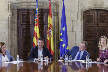 (I-D) Reme Mazzolari de la Federación Valenciana de Municipios y Provincias, el president de la Generalitat valenciana, Carlos Mazón, el vicepresidente segundo y conseller para la Recuperación Econ