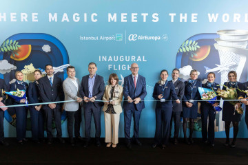 El consejero delegado de Air Euroa, Jesús Nuño de la Rosa, durante el corte de cinta que inaugura la nueva ruta entre Madrid y Estambul.