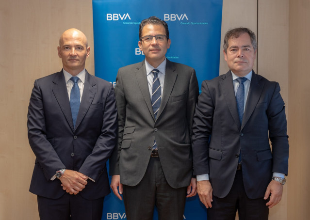 El economista jefe de BBVA Research, Miguel Cardoso (en el centro), en la presentación del Informe Situación Canarias de 2025