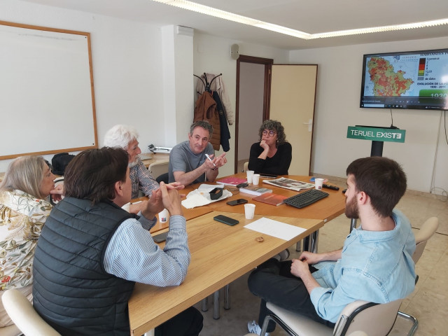 El escritor y periodista de The Economist Tim Judah surante su encuentro con representantes de Teruel Existe.