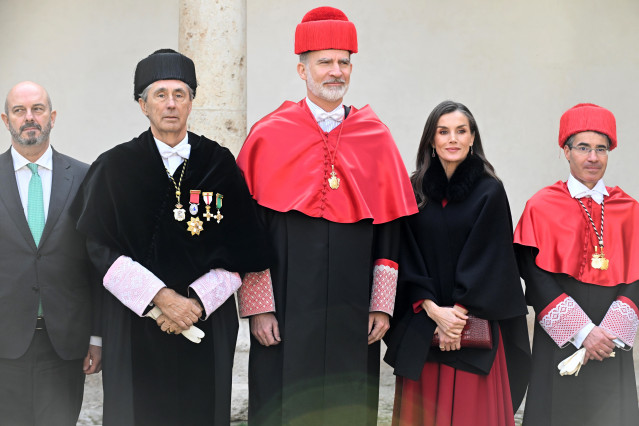Archivo - El presidente del Senado, Pedro Rollán, el rector del centro, José Vicente Saz Pérez, Rey Felipe y la Reina Letizia a la salida del acto de investidura como Doctor Honoris Causa por la Universidad de Alcalá, a 27 de febrero de 2024