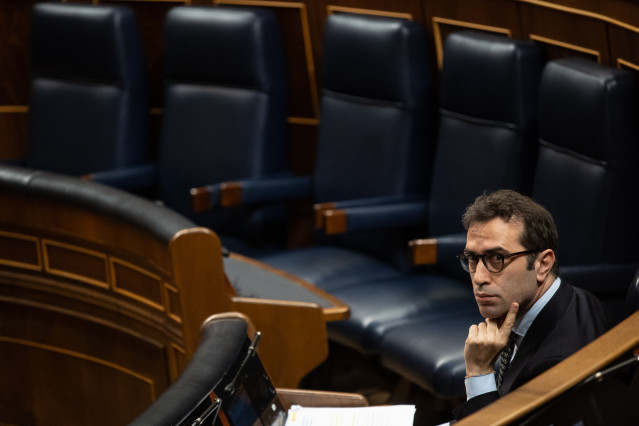 El ministro de Economía, Carlos Cuerpo, durante una sesión plenaria, en el Congreso de los Diputados, a 8 de mayo de 2025, en Madrid (España). El Congreso debate y vota hoy la convalidación o derogación del Real Decreto ley 4/2025, de medidas urgentes de