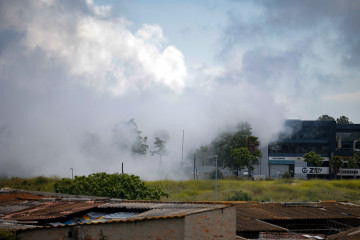 La nube tóxica provocada por el incendio, a 10 de mayo de 2025, en Vilanova i la Geltrú, Barcelona, Catalunya (España).