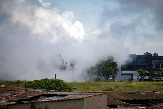 La nube tóxica provocada por el incendio, a 10 de mayo de 2025, en Vilanova i la Geltrú, Barcelona, Catalunya (España).