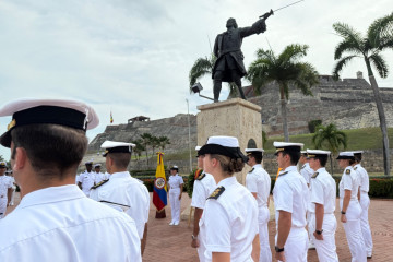 La Princesa de Asturias y otros guardiamarinas rinden homenaje a Blas de Lezo durante su escala en Cartagena de Indias (Colombia)