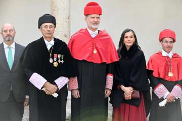 Archivo - (I-D) El presidente del Senado, Pedro Rollán, el rector del centro, José Vicente Saz Pérez, Rey Felipe y la Reina Letizia a la salida del acto de investidura como Doctor Honoris Causa por