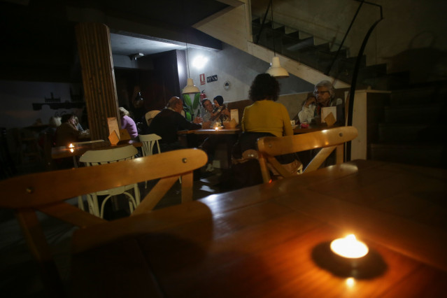 Archivo - Un restaurante se queda a oscuras durante un apagón como protesta por el recibo de la luz, a 8 de noviembre de 2022, en Lugo, Galicia (España). La Federación de la Hostelería de Galicia ha animado a todos los locales del sector de Galicia a part