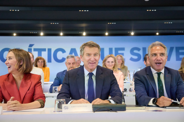 La secretaria general del PP, Cuca Gamarra, el presidente del PP, Alberto Núñez Feijóo, y el Vicesecretario General de Política Autonómica y Municipal y Análisis Electoral del PP, Elías Bendodo, presiden la reunión del Comité Ejecutivo Nacional