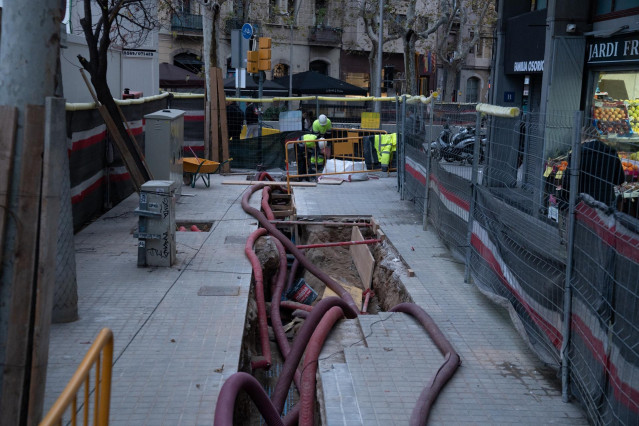 Archivo - Varios operarios trabajando en una obra