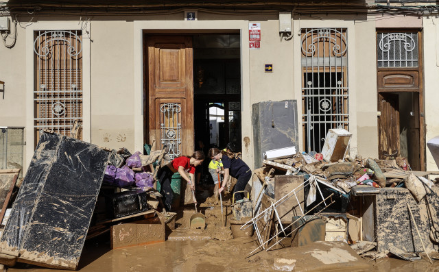 Archivo - Destrozos materiales tras el paso de la dana, en el barrio de la Torre, a 31 de octubre de 2024, en Valencia, Comunidad Valenciana (España).
