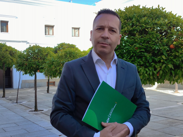 El portavoz de Vox en la Asamblea de Extremadura, Óscar Fernández, tras registras su iniciativa sobre la 'ecotasa'.
