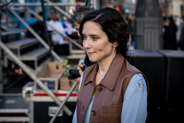 La presidenta de la Comunidad de Madrid, Isabel Díaz Ayuso, durante un acto para homenajear a las víctimas de la discoteca de la República Dominicana, en la Puerta del Sol