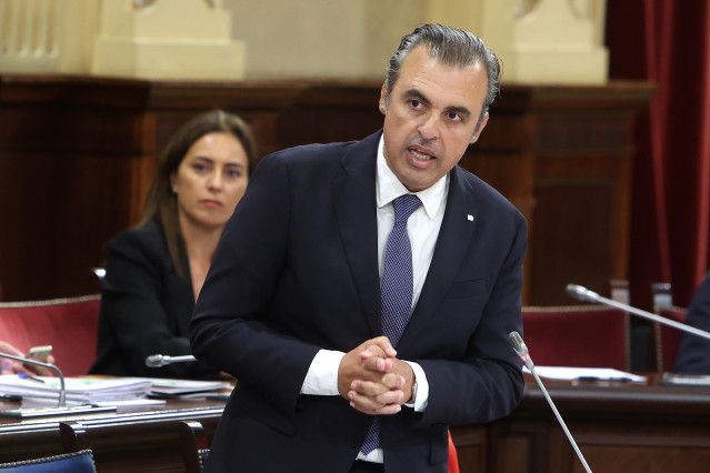 Archivo - El conseller de Educación y Universidades, Antoni Vera durante una sesión de control en el Parlament balear.