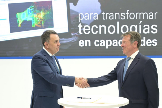 Archivo - De izquierda a derecha: el consejero delegado de Telefónica Ingeniería de Seguridad,  Jose Luis Gilpérez, y el director general ejecutivo de GDELS-Santa Bárbara Sistemas, Juan Escriñá