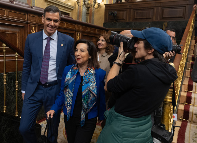 Archivo - El presidente del Gobierno, Pedro Sánchez y la ministra de Defensa, Margarita Robles, llegan a una sesión plenaria, en el Congreso de los Diputados