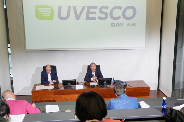 El presidente del Grupo Uvesco, José Ramón Fernández de Barrena, y el director general de la compañía, Ángel Jareño, En rueda de prensa en San Sebastián