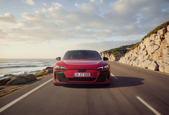 Audi lanza la nueva versión del E-tron GT Quattro con autonomía de 622 km y un precio de 111.700 euros.