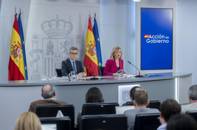 La ministra Portavoz, Pilar Alegría, y el ministro de la Presidencia, Justicia y Relaciones con las Cortes, Félix Bolaños, durante una rueda de prensa posterior al Consejo de Ministros en el Palacio de La Moncloa, a 13 de mayo de 2025, en Madrid (España).