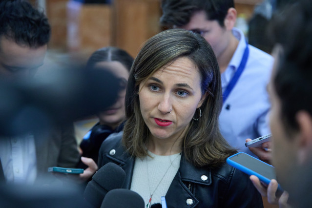 La secretaria general de Podemos, Ione Belarra, atiende a los medios a su llegada a una sesión plenaria en el Congreso de los Diputados, a 13 de mayo de 2025, en Madrid (España).