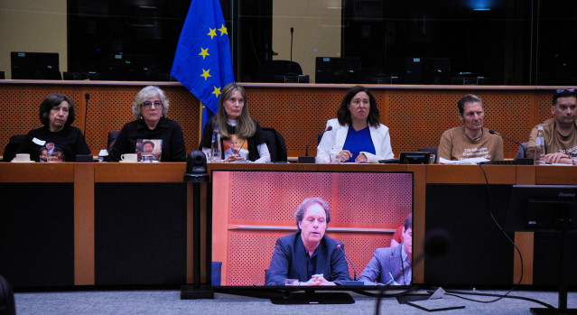 Representantes de las tres principales asociaciones de víctimas de la DANA son recibidos en el Parlamento Europeo por el grupo coordinado por Vicent Marzà, Leire Pajín y Sandra Gómez, a 13 de mayo de 2025, en Bruselas (Bélgica).