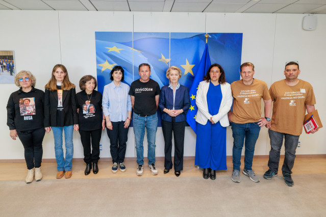 Representantes de las tres principales asociaciones de víctimas de la DANA durante una reunión con las presidenta de la Comisión Europea, Ursula Von der Leyen (5d).