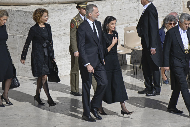 El Rey Felipe VI y la Reina Letizia a su llegada al funeral del Papa, en la plaza de San Pedro, a 26 de abril de 2025, en Ciudad del Vaticano.