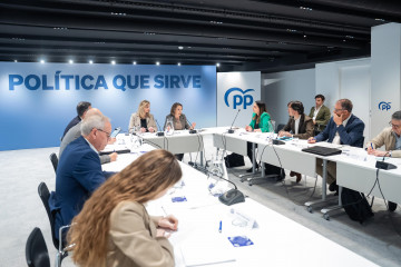 La secretaria general del PP, Cuca Gamarra, y la vicesecretaria de Desarrollo Sostenible, Paloma Martín, se reúnen con consejeros autonómicos del sector primario de los gobiernos del Partido Popula