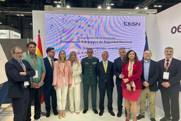 El equipo de la asociación Cooperación Estratégica de Seguridad Nacional (CESN) con su presidenta, Eva Álvarez del Manzano (la quinta empezando por la izquierda).