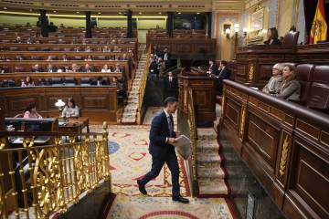 El presidente del Gobierno, Pedro Sánchez, sale de una sesión plenaria, en el Congreso de los Diputados, a 7 de mayo de 2025, en Madrid (España).