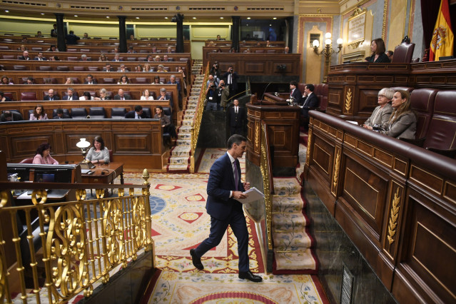 El presidente del Gobierno, Pedro Sánchez, sale de una sesión plenaria, en el Congreso de los Diputados, a 7 de mayo de 2025, en Madrid (España).