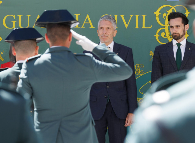 Archivo - El ministro del Interior, Fernando Grande-Marlaska (i), y el secretario de Estado de Seguridad, Rafael Pérez (d), durante la toma de posesión de la nueva directora de la Guardia Civil