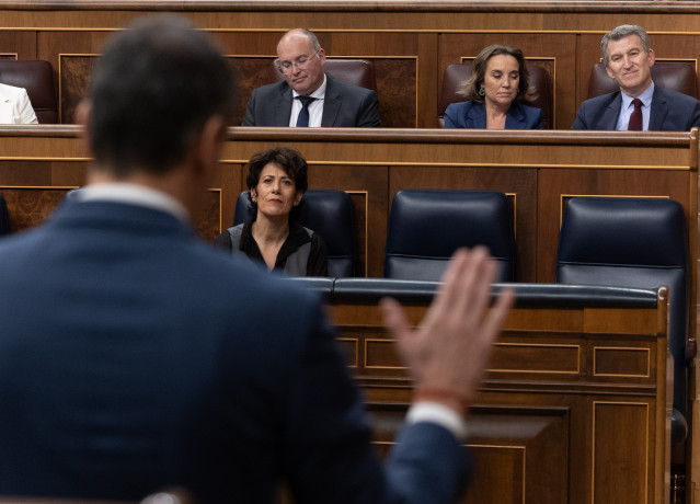 Archivo - El presidente del Gobierno, Pedro Sánchez, se dirige a la bancada del PP en el Congreso.