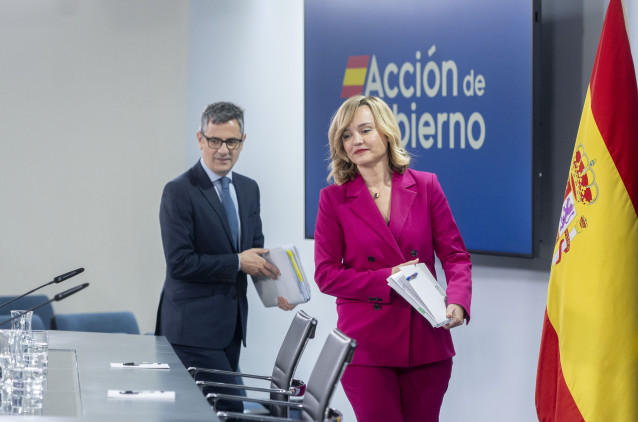 La ministra Portavoz, Pilar Alegría, y el ministro de la Presidencia, Justicia y Relaciones con las Cortes, Félix Bolaños, a su llegada a una rueda de prensa posterior al Consejo de Ministros en La Moncloa, a 13 de mayo de 2025, en Madrid (España).