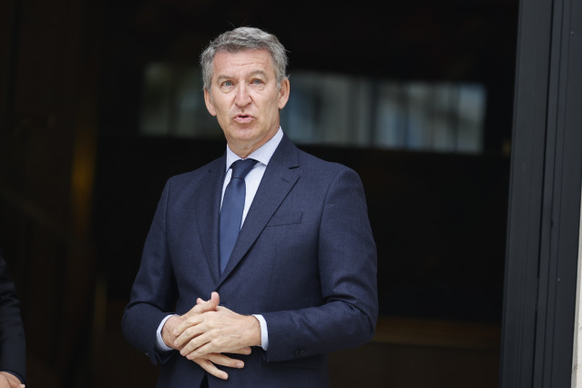 El presidente del PP, Alberto Núñez Feijóo, tras su salida de la Nunciatura Apostólica tras firmar en un libro de condolencias por el fallecimiento del Papa Francisco I, a 22 de abril de 2025, en Madrid (España).