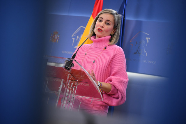 Archivo - La portavoz de Sumar en el Congreso, Verónica Martínez Barbero, ofrece una rueda de prensa, en el Congreso de los Diputados, a 16 de enero de 2025, en Madrid (España).