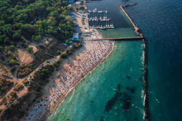 Vista aerea de multitud de personas en la playa