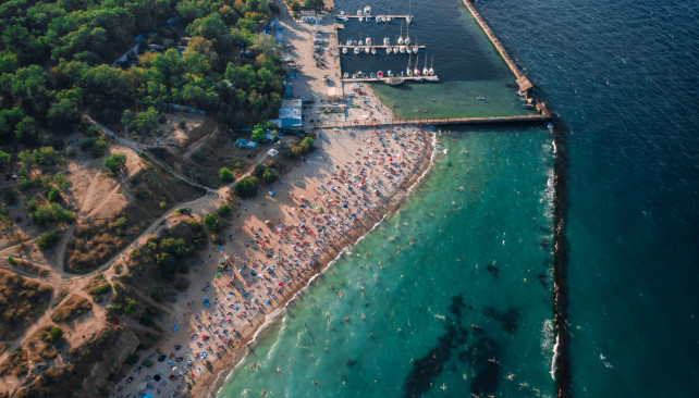 Vista aerea de multitud de personas en la playa