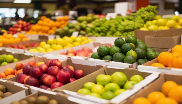 Archivo - Puesto de frutas y verduras.