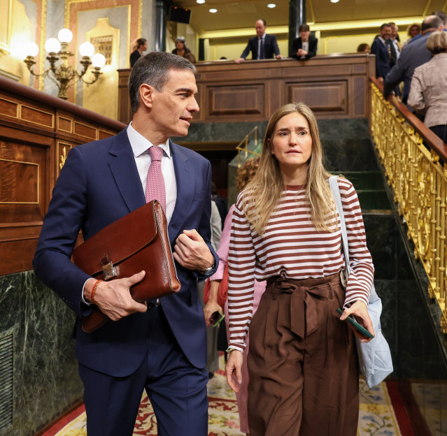 El presidente del Gobierno, Pedro Sánchez, y la ministra de Energía y Transición Ecológica, Sara Aagesen, durante una sesión de control al Gobierno, en el Congreso de los Diputados, a 14 de mayo de 2025, en Madrid (España).