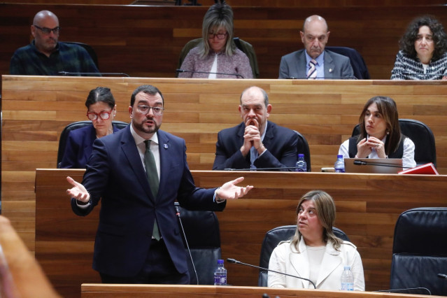 El presidente del Principado de Asturias, Adrián Barbón, en la Junta General.