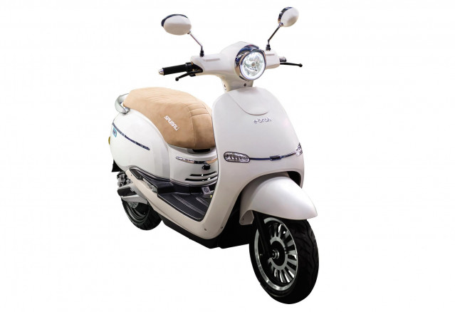 Archivo - Una scooter
