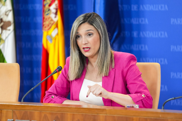 La portavoz del Grupo Parlamentario Socialista, María Márquez, durante la ronda de ruedas de prensa de portavoces de los grupos parlamentarios en el Parlamento de Andalucía, a 14 de mayo de 2025 en Sevilla (Andalucía, España). Los portavoces de los grupos