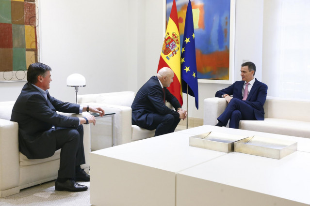De izda a dcha: el presidente de Pimec y vicepresidente de Conpymes, Antoni Cañete; el presidente de Conpymes, José María Torres, y el presidente del Gobierno, Pedro Sánchez