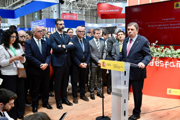 Luis Planas, en el estand del Ministerio de Agricultura en Expoliva 2025.