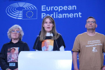 Representantes de las asociaciones de víctimas de la dana en una rueda de prensa en el Parlamento Europeo.