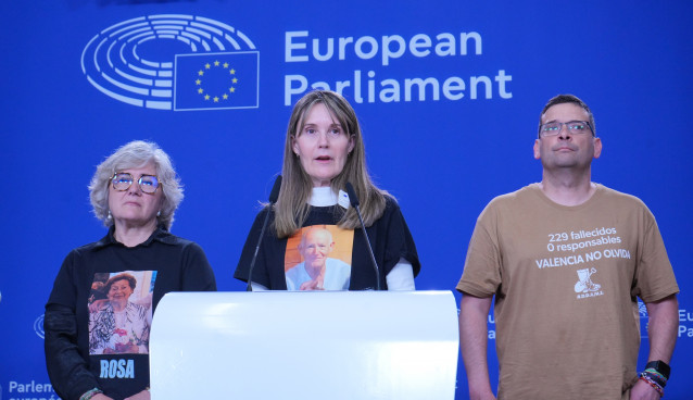 Representantes de las asociaciones de víctimas de la dana en una rueda de prensa en el Parlamento Europeo.