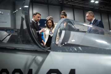 La ministra de Defensa, Margarita Robles, visita el avión de combate Hürjet desarrollado por Turkish Aerospace Industries (TAI), en la Feria Internacional de Defensa y Seguridad de España (FEINDEF)