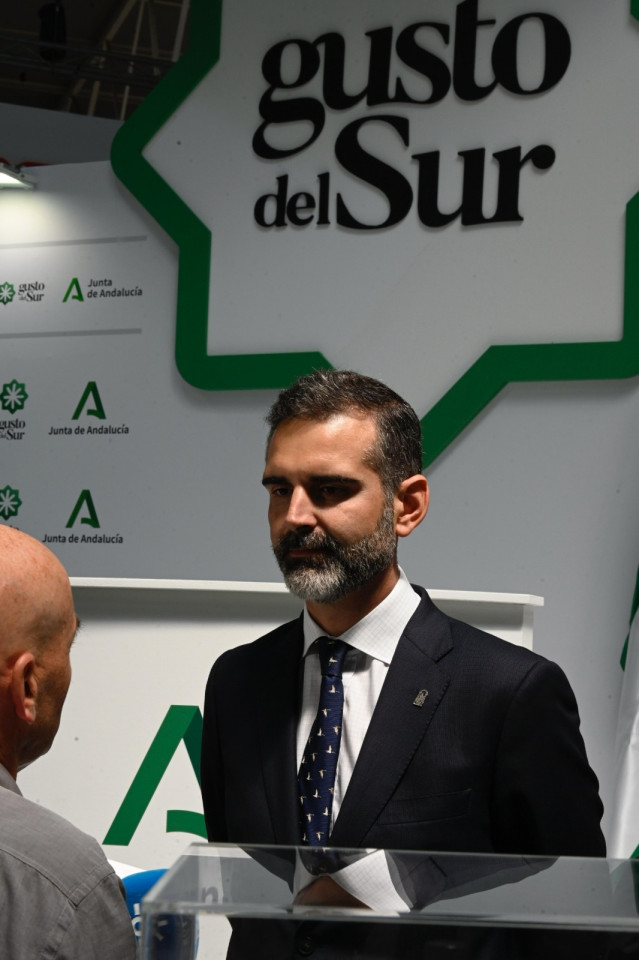 Fernández-Pacheco en el estand de la Junta en Expoliva