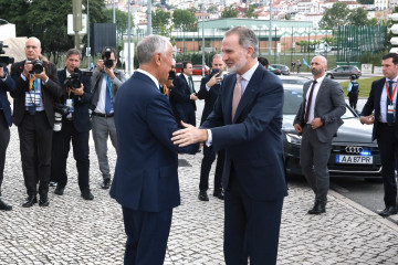El Rey Felipe VI saluda al presidente de Portugal, Marcelo Rebelo de Sousa, a su llegada al foro COTEC Europa en Coimbra